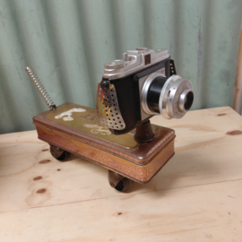 Robotje gemaakt van oud blikje en fototoestel