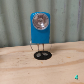 Robotje gemaakt van oude zaklantaarn upcycling duurzaamheid