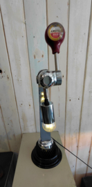 Oude Amstel bierpomp als lamp.