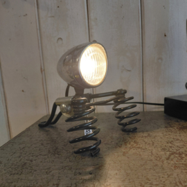 Oud fietszadel met daarop lamp gemaakt.