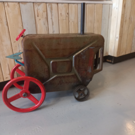 metalen tractor van oude jerrycan - upcycling