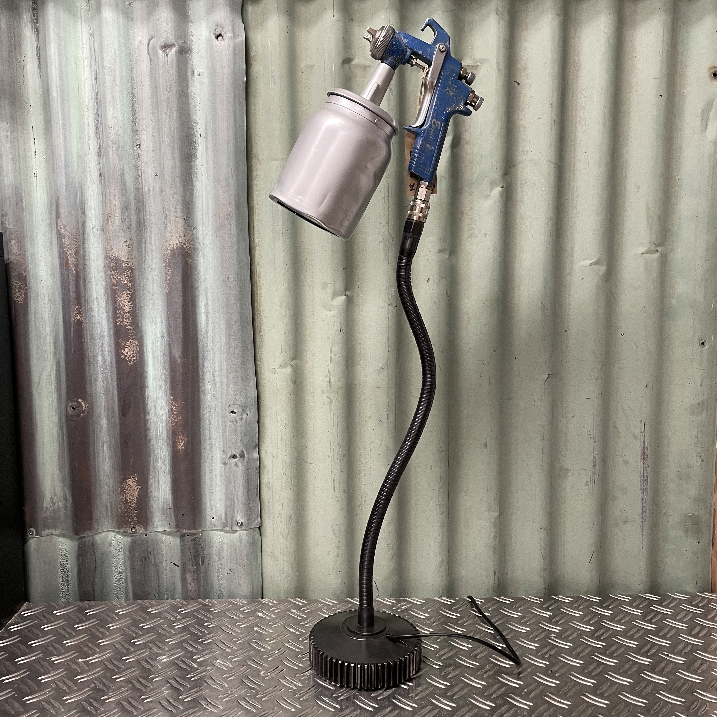 Industriële verfspuit als lamp