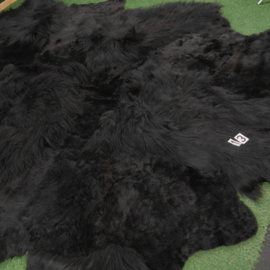 Black 'multi-layered' sheepskin rug (320 x 240)