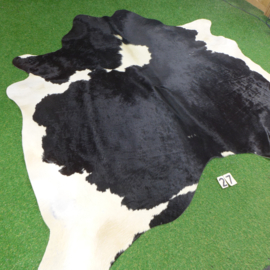 Black & white cowhide rug (200 x 195)