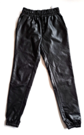 Stoere Leather look broek maat 134/140