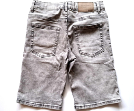Stoere korte broek maat 152