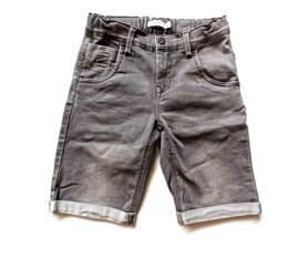 Stoere korte broek van Name it maat 140