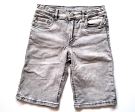 Stoere korte broek maat 152