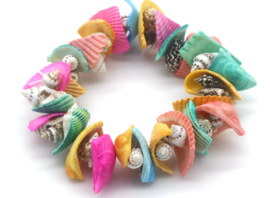 armbandje met gebroken gekleurde schelpjes