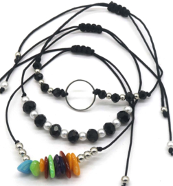 set van 3 armbandjes gekleurde steentjes en ringetje