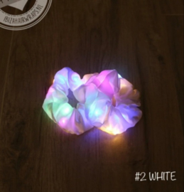 White scrunchie met LED lampjes