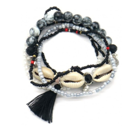 armbandjes zwart met schelpjes en kwastje