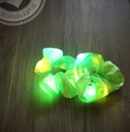 Groen scrunchie met LED lampjes
