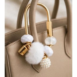 Luxe Tashanger / Bag Charm Goud met Witte Parels & Pompom - 7,5 cm