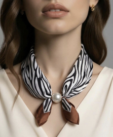 Sjaaltje zebraprint met magneetsluiting