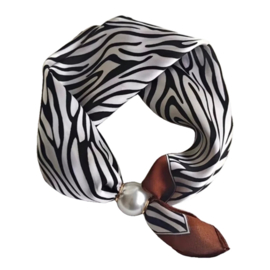 Sjaaltje zebraprint met magneetsluiting