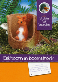 Eekhoorn in boomstronk