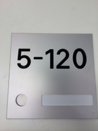 Huisnummer met uitsparing voor beldrukker aluminium blank mat