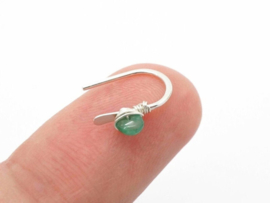 Kleine zilveren oorbellen met smaragd