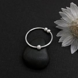 Zilveren anti stress fidget ring met drie geribbelde zilveren kraaltjes