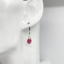 Zilveren oorbellen met roze saffier
