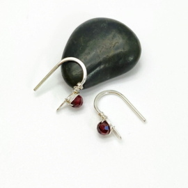 Zilveren minimalistische oorbellen met Granaat