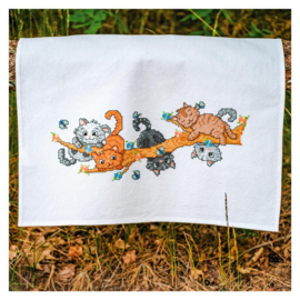Gastendoekje met spelende poezen
