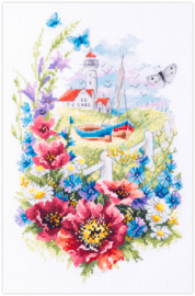 Vuurtoren met wilde bloemen aan de kust