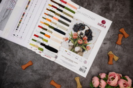 Cockerpuppy met tulpen