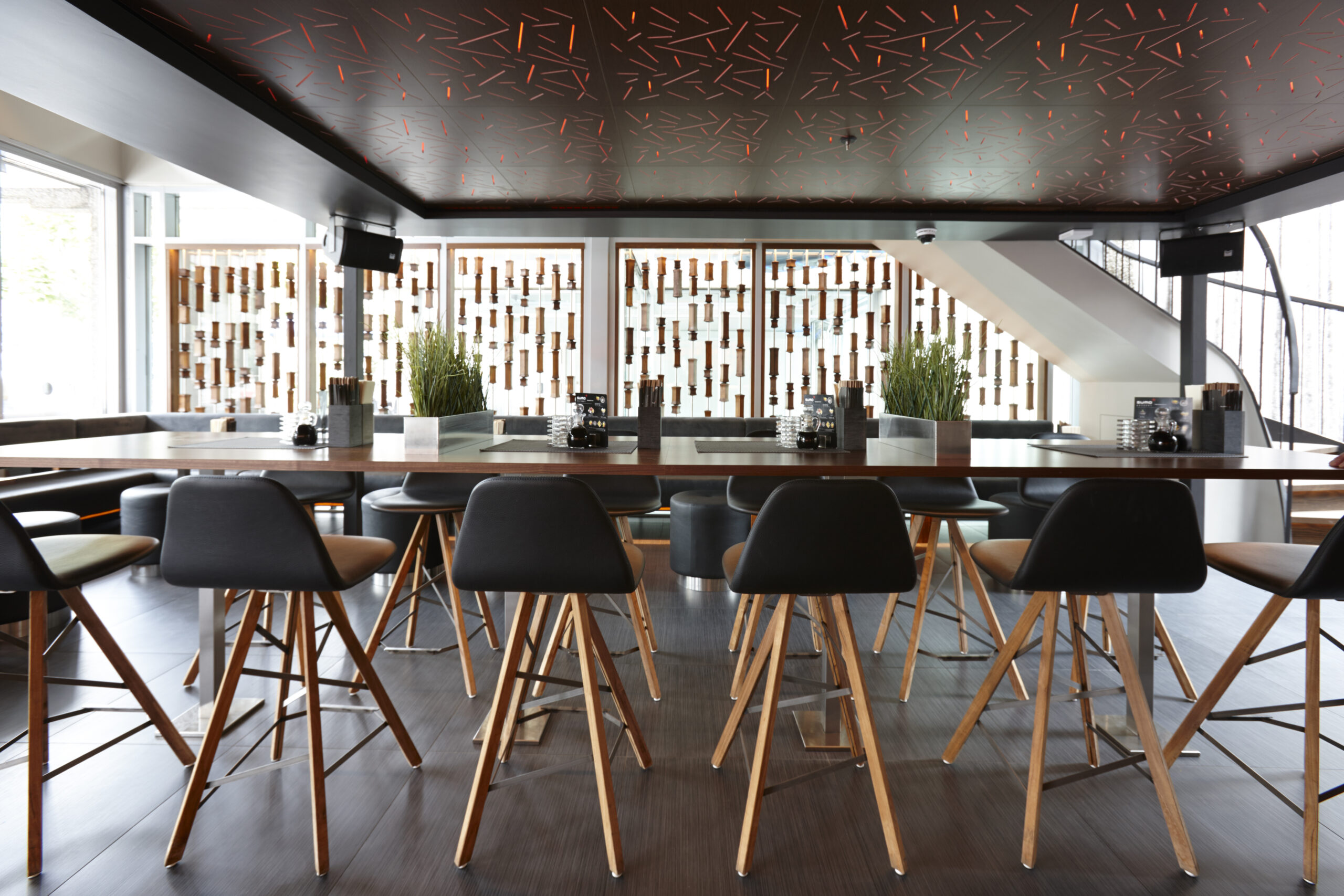 Spoinq Barstoel Piramide hoge rug hout