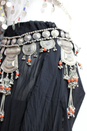 ZILVERKLEURIGE Tribal fusion gordel met pendanten en RODE en ZWARTE accenten