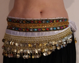 GS7g (Extra) Small - WHITE Velvet, GOLDEN coins hipbelt with multicolored stones XS S - Ceinture de danse orientale, velours BLANC, dotée de perles multicolores et sequins dorés