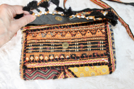 Unieke Boho hippie chic handtas patchwork, kwastjes, rits drukknoop ZWART1 GOUD GEEL ORANJE - 23cm x 13 cm x 6cm