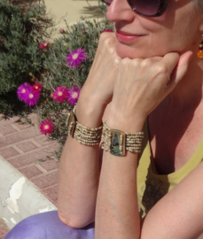 Elastische Kraaltjes armband Ibiza stijl ingelegd met abelone parelmoer kleuren : TURQUOISE BLAUW, GROEN, GOUD ' Zeekleuren ' 