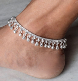 1  ZILVER kleurig enkelbandje met belletjes -  Small / Medium - 1 SILVER colored anklet with bells - Chaine de cheville couleur ARGENT