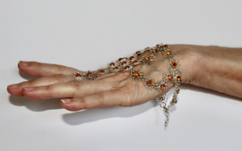 ZILVER kleurig Handsieraad (armband) driehoekig met bloemetjes met GOUDEN hartjes (1 ring) - one size adaptable