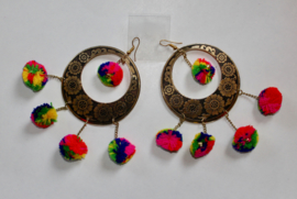 Pompon oorbellen MULTICOLOR aan een GOUDEN bloemetjes ring Tribal Fusion stijl - pom pom​ earrings MULTICOLORED, Tribal Fusion style with GOLD color, flower decorated rings