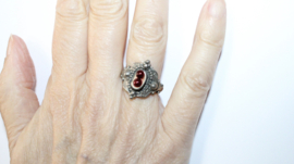 ZILVER kleurige Ring met DONKERRODE namaak parels - diameter 17,5 mm / ringmaat 55