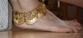 Enkelbandje met 4 boogjes, versierd met muntjes GOUD kleurig - 25 cm  - Anklet, coins decorated, 4 arcs GOLD colored - Chaine de cheville aux sequins couleur OR