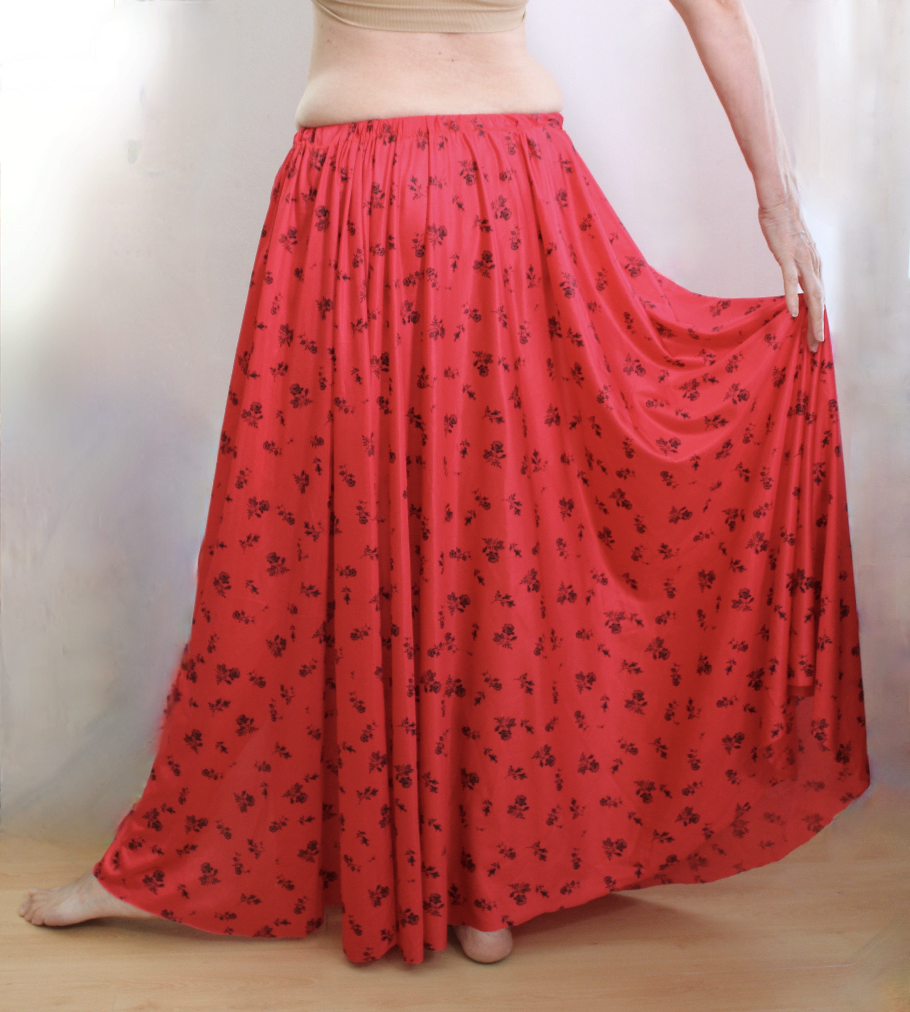 Soepele, zwierige, niet transparante rok met 1 hoge split ROOD met ZWARTE bloemetjes - past voor S, M, L, XL, XXL, XXXL