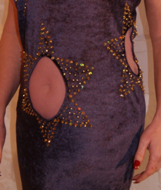 Oriëntaalse feestjurk / baladi jurk  van zijdezacht PAARS fluweel met navel- been- en taille-doorkijkje versierd met GOUD -  38-40-42