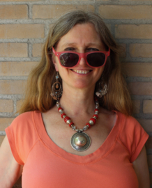 Bohemian hippie chic Halssnoer met ZILVER kleurige pendant met RODE en fantasie kralen - Necklace Boho8  "Sagat" pendant