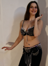 2-piece bellydance costume Tribalicious fully sequinned BLACK SILVER : BRA + hipbelt, studs and chains decorated - 36 / 38 - costume 2-pce danse orientale / burlesque / party NOIR ARGENTÉ  chaînes, sequins, de perles et de 'studs'