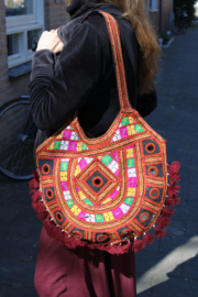 Halfronde Banjara Boho India hippie spiegeltjes tas tote bag BRUIN2 MULTICOLOR met kwastjes en kraaltjes