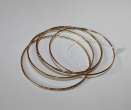 Setje van 4 GOUD kleurige armbandjes bangles -  6,7 cm diameter "Bangles" S/M