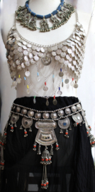 ZILVERKLEURIGE Tribal fusion gordel met pendanten en RODE en ZWARTE accenten