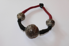 Indian Tribal halssnoer textiel choker met 3 ZILVER kleurige bollen - Indian tribal necklace choker with 3 SILVER colored beads