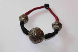 Indian Tribal halssnoer textiel choker met 3 ZILVER kleurige bollen