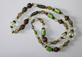 Lang Kralenhalssnoer OLIJF GROENtinten KOPERGOUD - Long beaded necklace OLIVE shades of GREEN