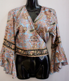 Zijden MULTICOLOR wikkeltopje paisley motief met volant mouwen en GOUD opdruk - one size fits XS, S, M, L, XL